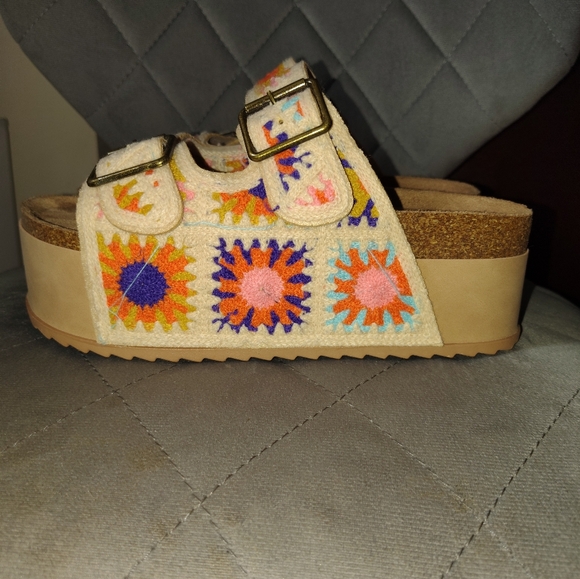 Platform Sandals - Picture 3 of 7